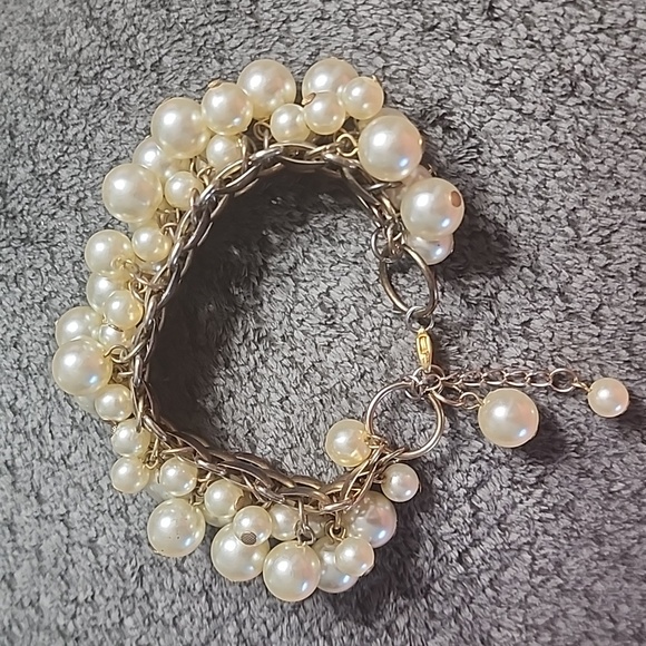 Goldtone Cream Pearl Bracelet - Picture 2 of 9
